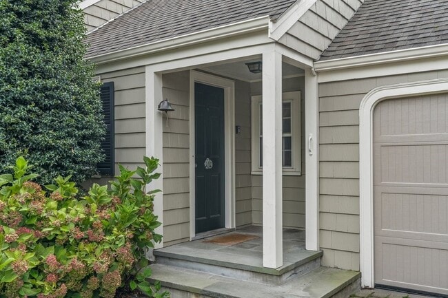 11 Cedar Ln