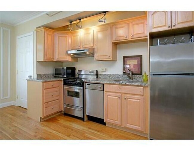 Building Photo - Grad Friendly Apt near Coolidge Corner w H...