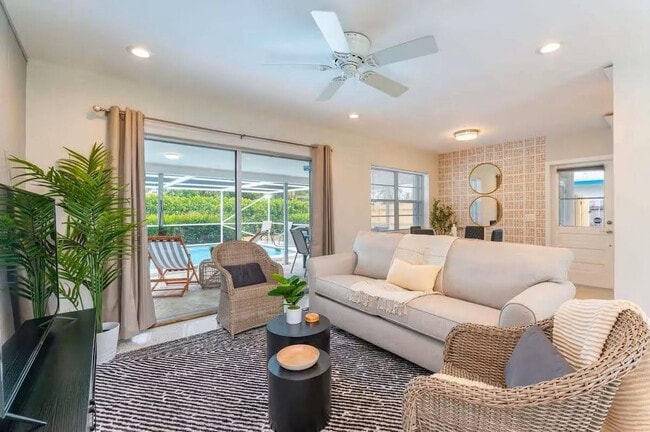 Building Photo - 176 SE 27th Pl