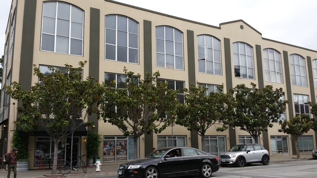 Edificio con habitación en la primera planta y entrada privada. - 701 Pennsylvania Ave Unidad 103