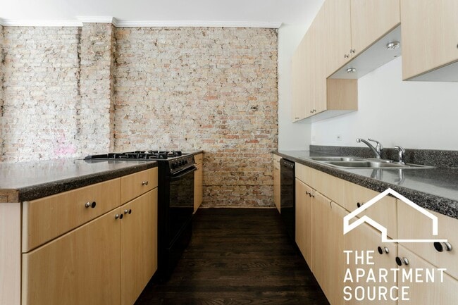 Building Photo - 2833 W Medill Ave Rental