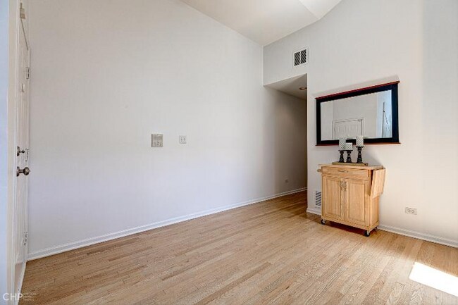 Photo - 1227 N Noble St Unidad 3S