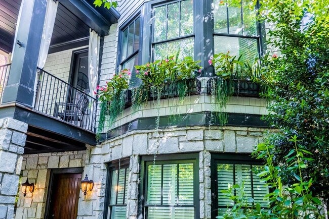 Photo - 470 Hamilton St SE