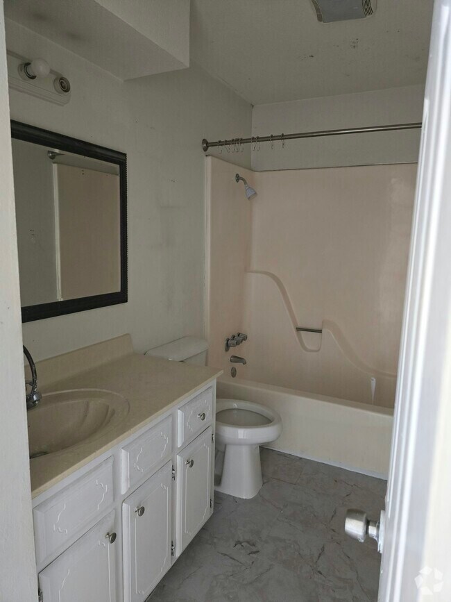 Building Photo - 201 Regency Ave Rental
