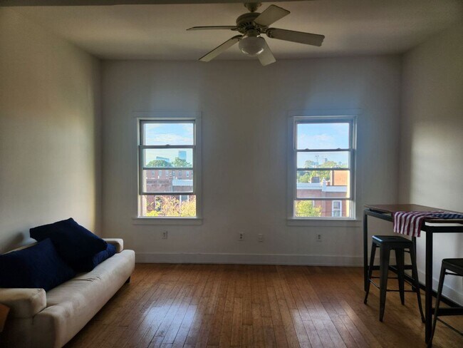 Photo - Bright and spacious three bedroom unit in ... Unidad 2