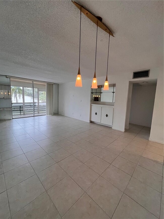Photo - 403 NW 68th Ave Unidad 206
