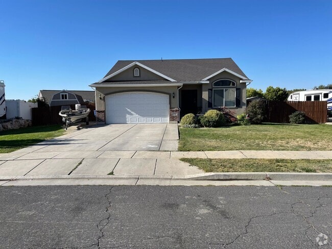 Building Photo - Spacious 5-Bedroom Haven with 3 Full Baths... Rental