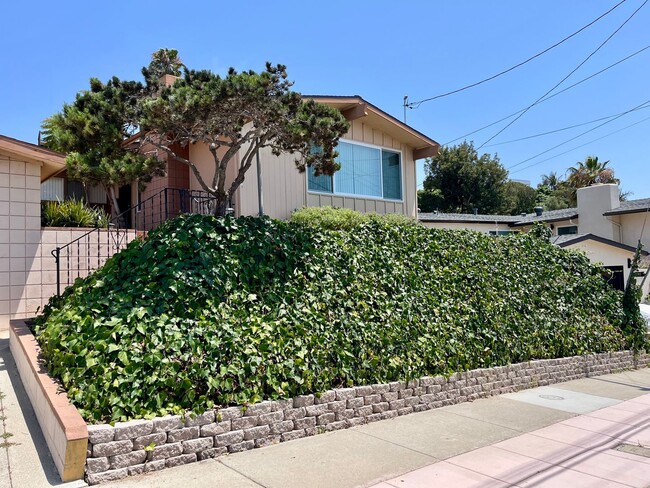 Building Photo - 4 Bedroom 2.5 Bathroom Home, Newly renovat...