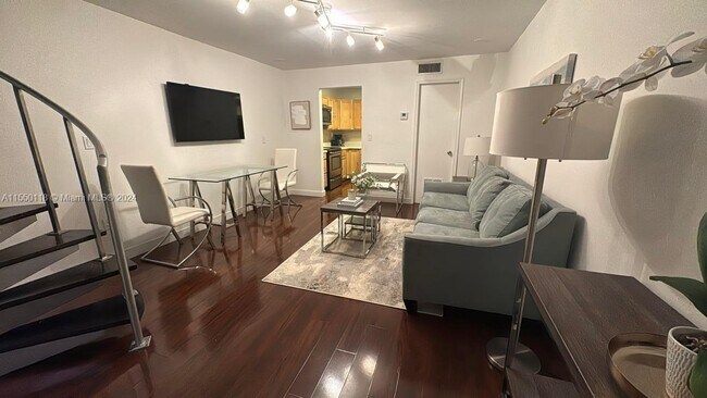 Photo - 3025 Mary St