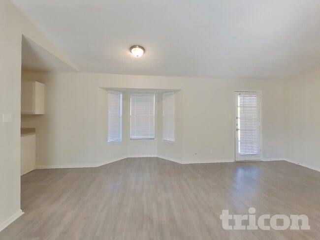 Photo - 820 Oak Grove Ln