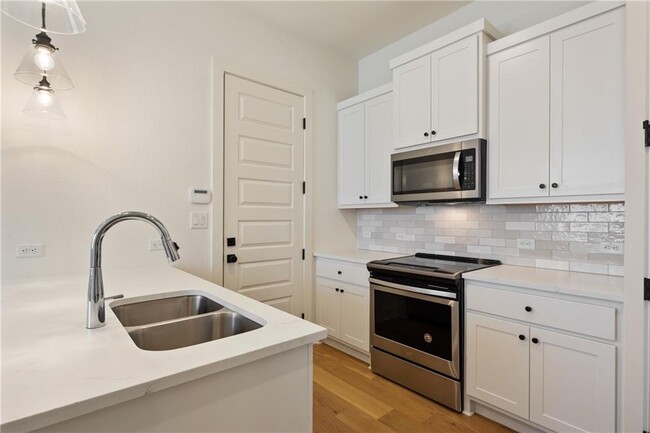 Photo - 308-302 19 1/2 St Townhome