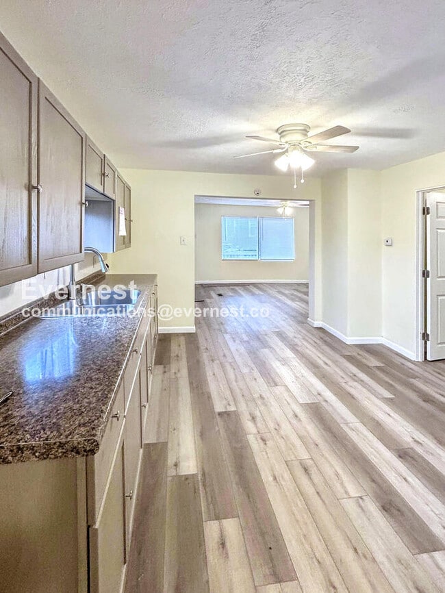 Photo - 1050 Holmden Ave