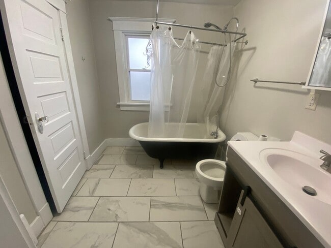 Photo - Sharp 2BR Davenport House