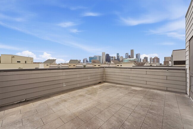 Photo - 2338 Commerce St