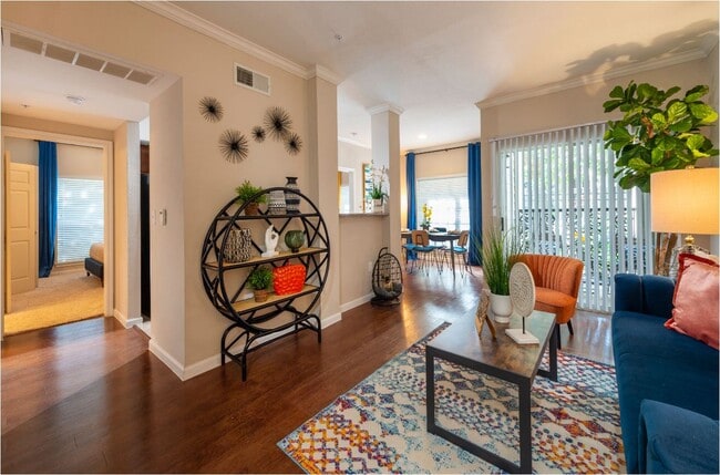 Midtown Sala de estar con vista de todo el lugar - Midtown Arbor Place