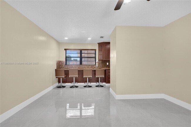 Photo - 2560 W 60th St Unidad 203