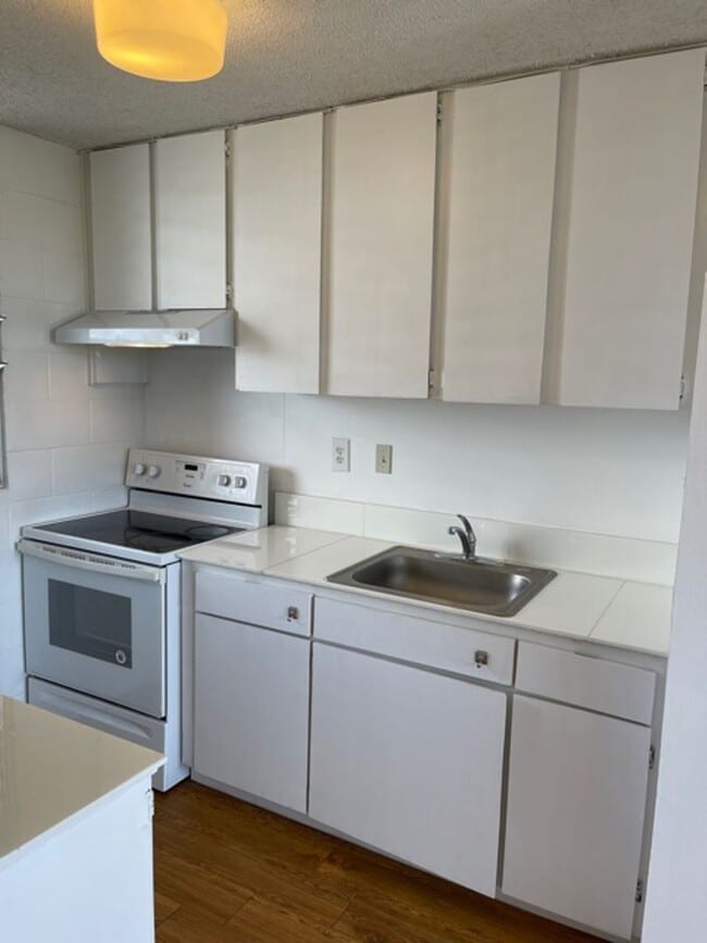 Photo - Studio w/ parking -Views of Diamond Head- Electricity Included Unit 907