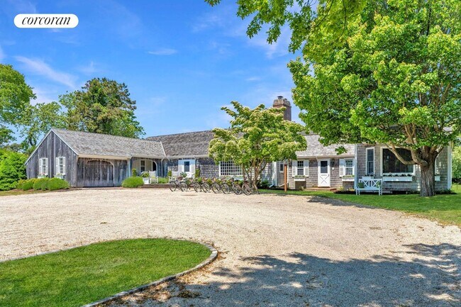 Photo - 19 Quaquanantuck Ln