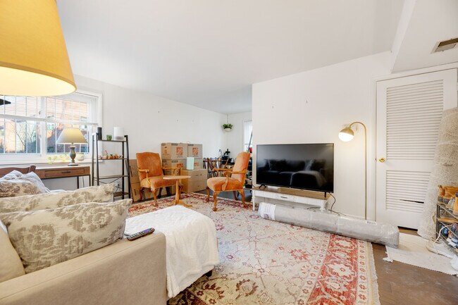 Photo - 3433 Mt Pleasant St NW Unidad #103