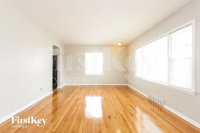 Photo - 251 E 25th St