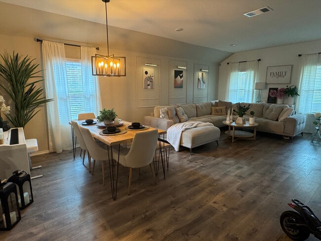 Photo - 712 English Dr