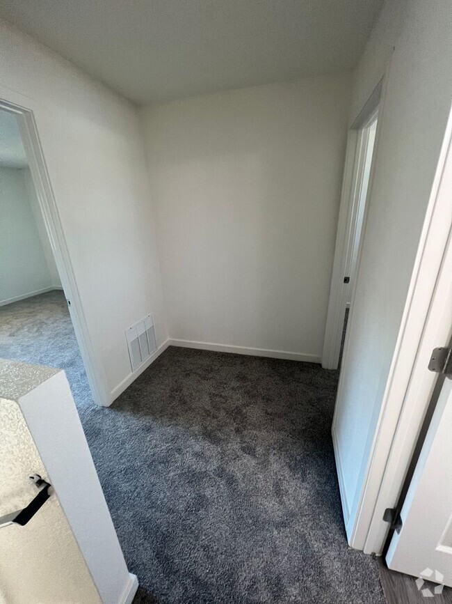 Building Photo - 141 Woodbury Cir Unit B Rental