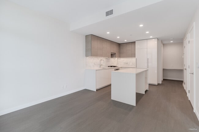 Photo - 2186 Gilmore Av