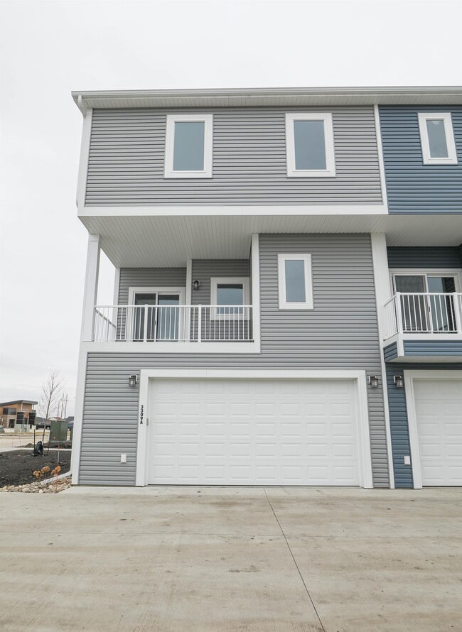 Photo - 3309 6th Way E