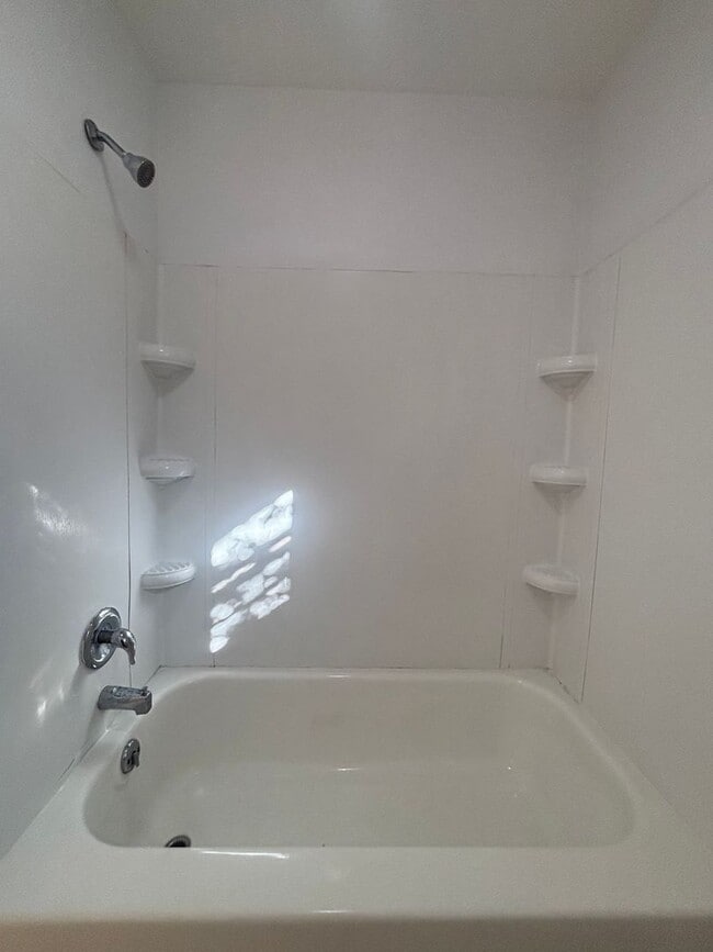 Photo - Beautiful 3 bedroom 1 bath house!