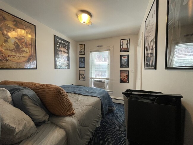 Building Photo - 218 Newbury St Unit 4RR