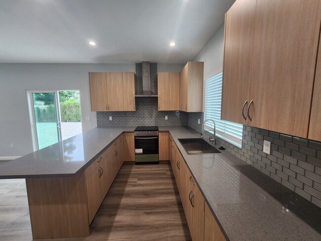 Building Photo - 15524 Tupper St Rental