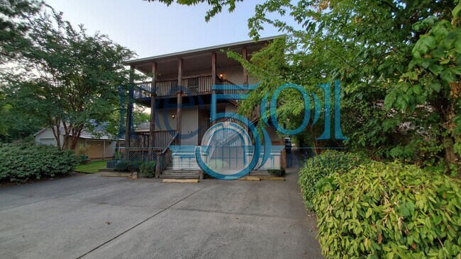 Building Photo - *COMING SOON* Don't park and ride the shuttle, stroll to UAMS from this SUPER FRESH & CLEAN Hillc... Unit C