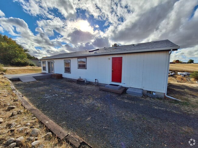 Building Photo - Country Setting- Large 3 bedroom 2 bathroom Rental