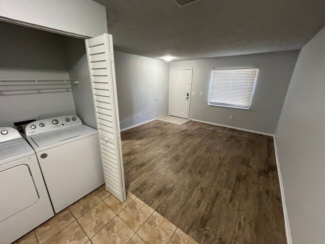 Photo - 6912 N 22nd St Unidad 6912 D