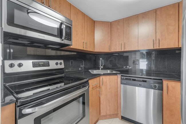 Building Photo - 2100 Brickell Ave Unit 305