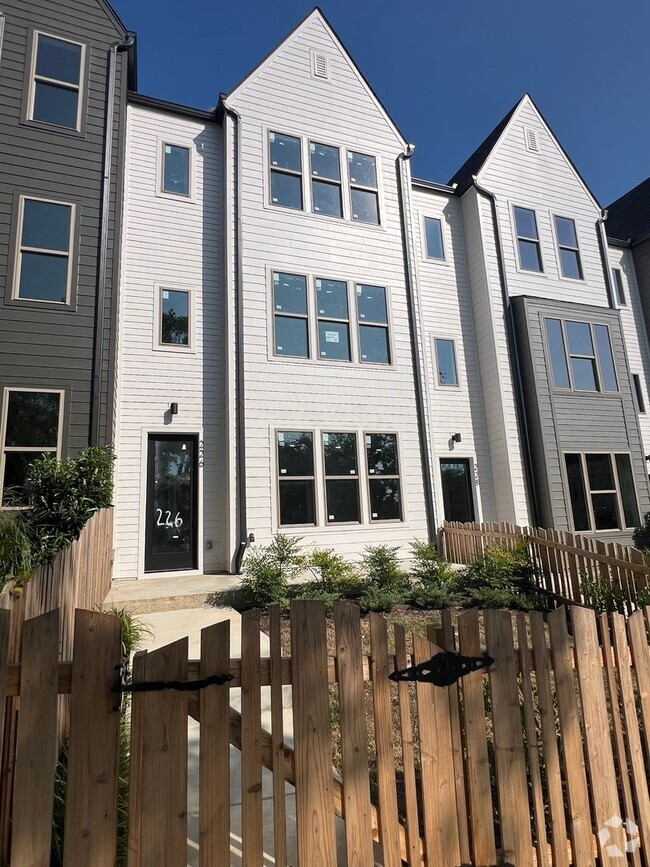 Building Photo - Sleek East Nashville townhome