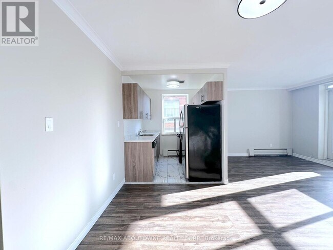 Photo - 276 St Clair Ave W
