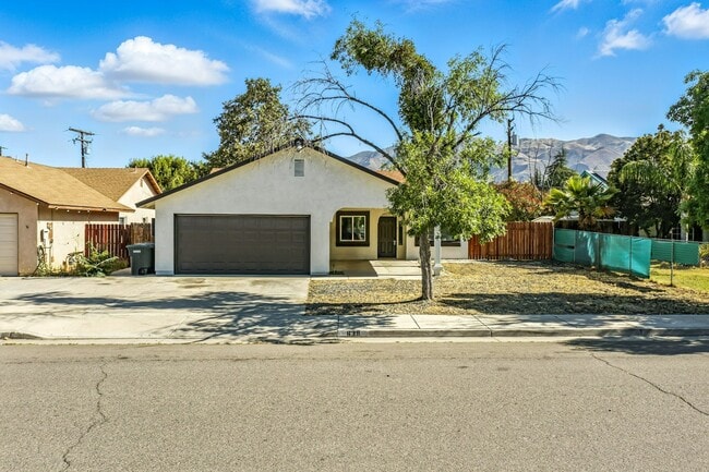 Photo - 639 E 5th St House