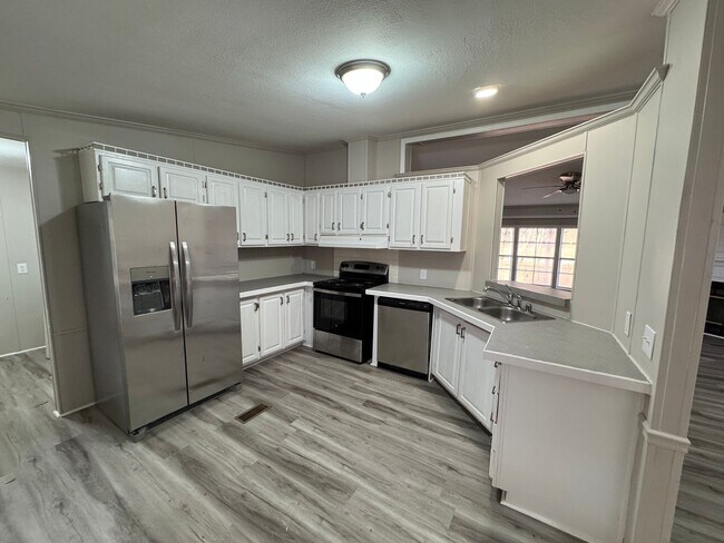 Photo - 3 Bed/ 2 Bath Home Off of White Drive