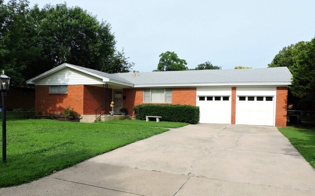 Building Photo - Live in Benbrook!