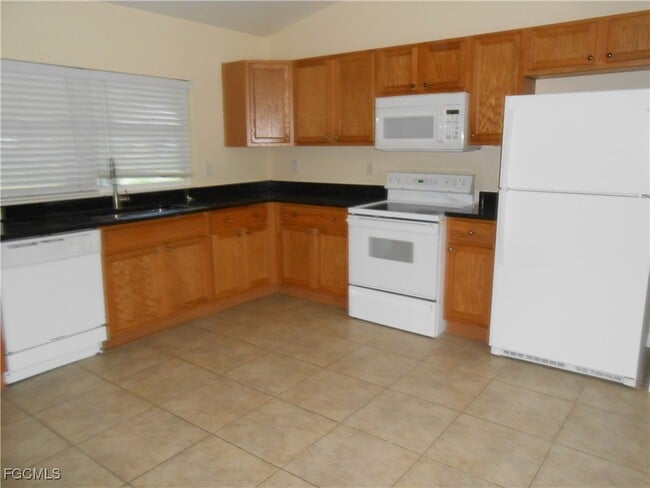 Building Photo - 924 Hollister Ave Rental