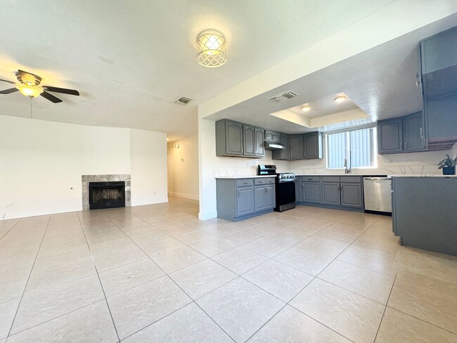 Building Photo - COMING SOON!! 3 Bed / 2 Bath Apartment in ... Unit 4