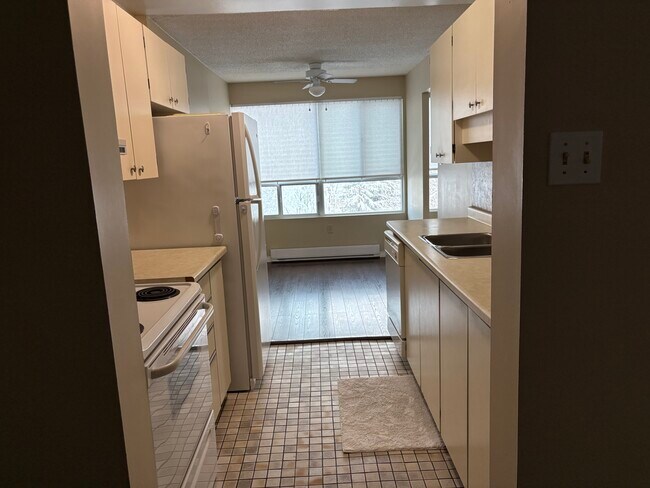 Photo - SPACIOUS ONE BEDROOM IN NORTH LONDON HIGHRISE Unit 606