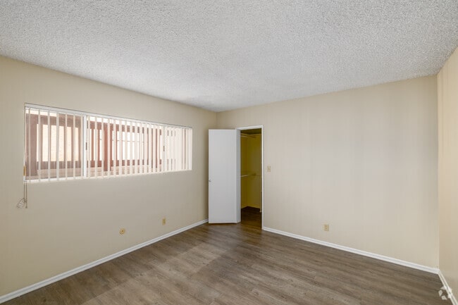 1BR, 1BA - 702SF - Bedroom
