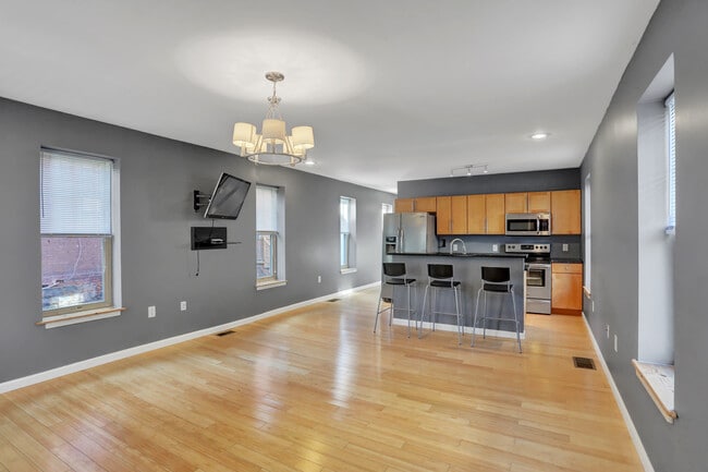 Building Photo - 605 Grace St