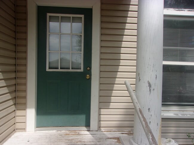 view of front entry - 908 Mechanic St