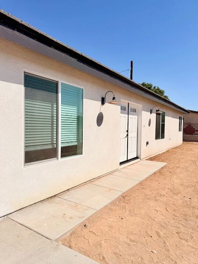 Building Photo - Live Oak Hesperia Unit Main House
