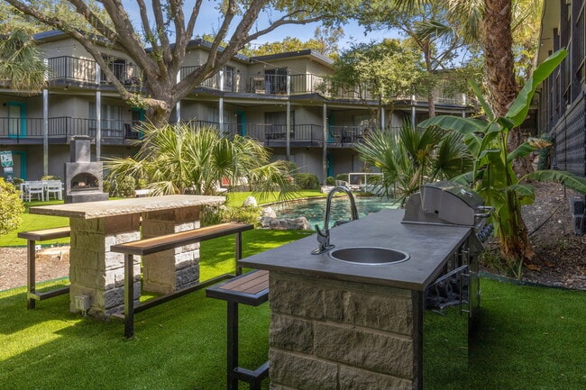 Le Parc - Exterior - Grill and Bar Table - Le Parc