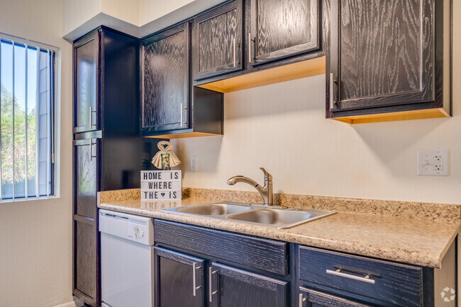 1 BR, 1 BA - 607 SF
