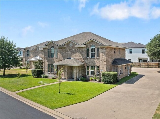 Photo - Great 3 Bed, 3 Bath Duplex for Fall 2026 Pre-Lease